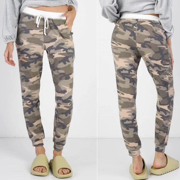 1 Left! Comfy Casual Jogger in a Super Cute Camo Print w/Cream Waistband - Picture 2 of 3